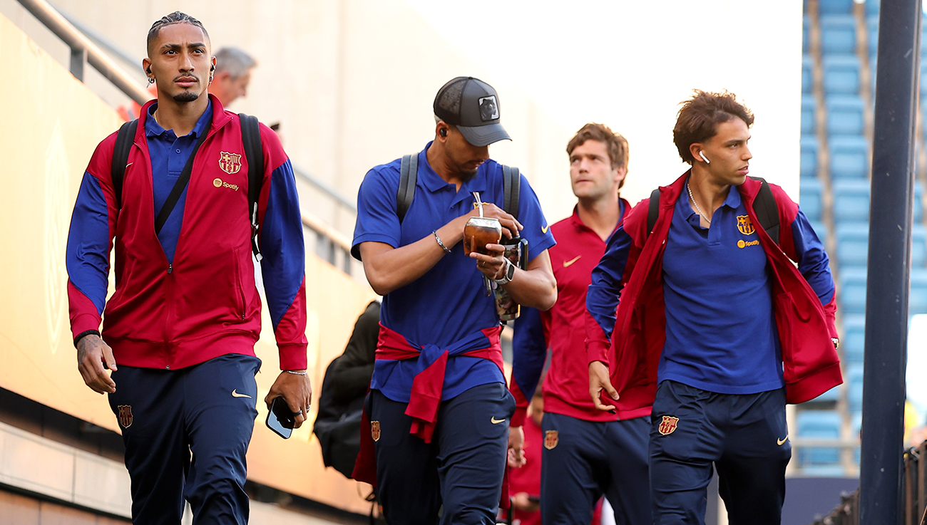 Raphinha, Ronald Araújo y Joao Félix antes de un partido del Barça