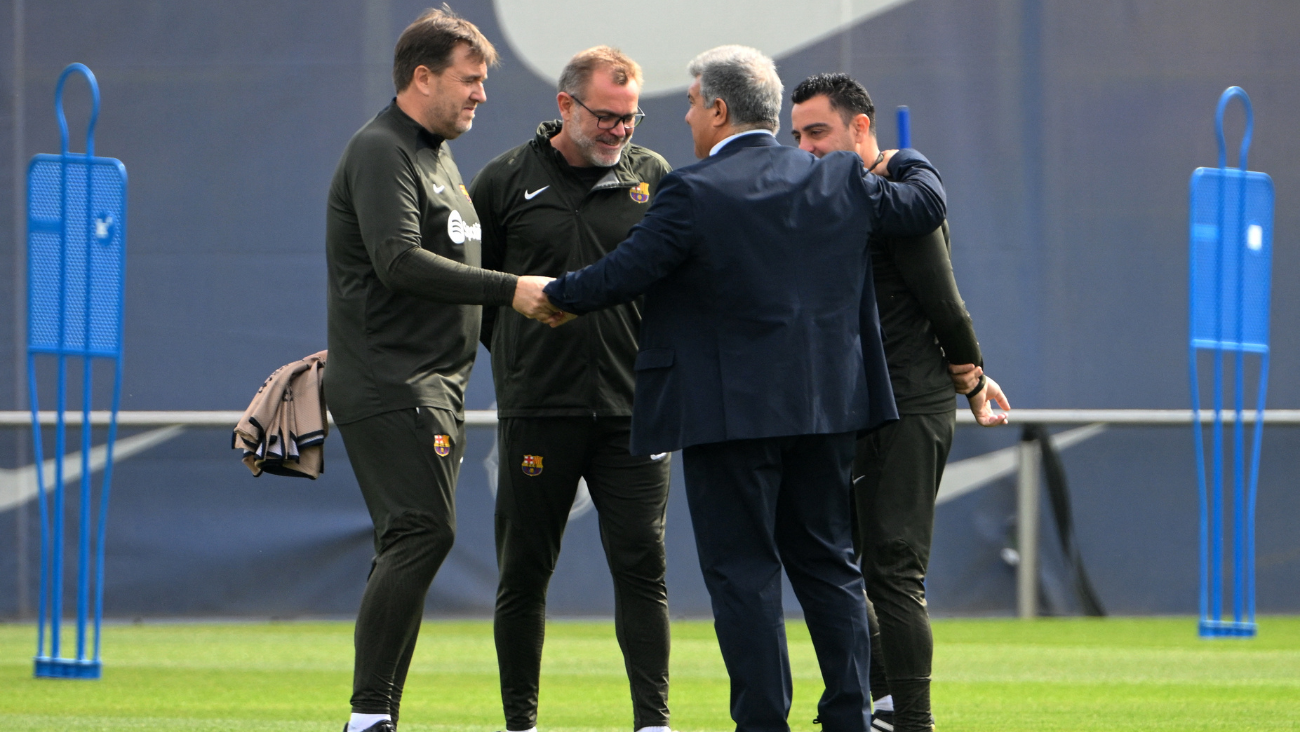 Joan Laporta con Xavi y Óscar Hernández y Sergio Alegre en el entrenamiento del Barça previo al partido ante el PSG en Champions 