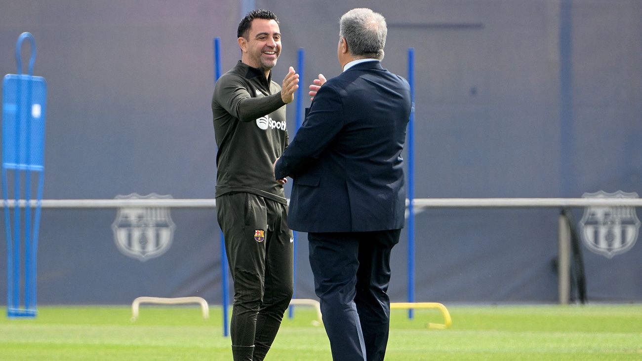 Xavi y Joan Laporta durante un entrenamiento del Barça