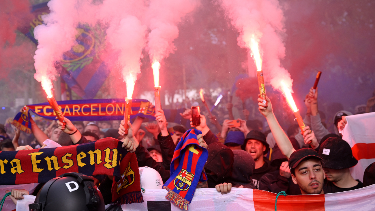 La afición del Barça en las inmediaciones de Montjuïc en la previa del duelo de Champions League entre el FC Barcelona y el PSG