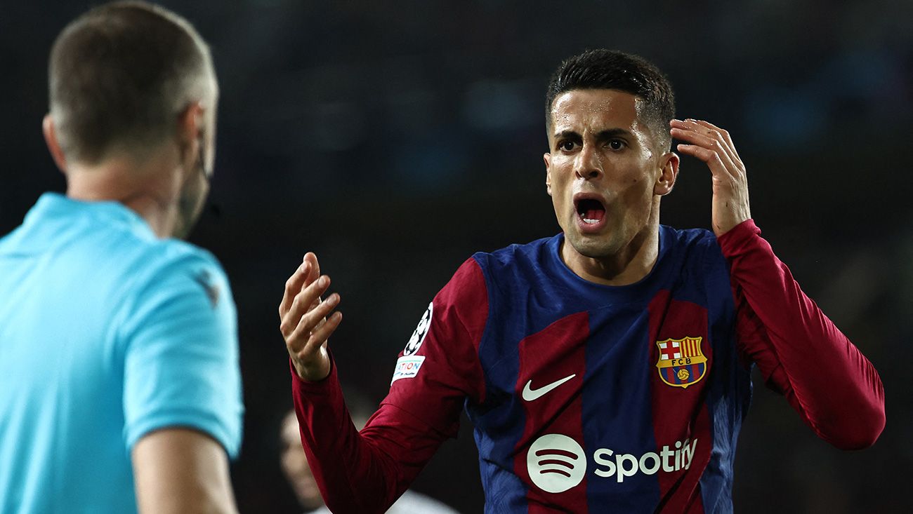 Joao Cancelo protesta al árbitro del Barça-PSG