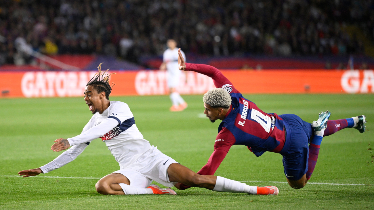 La infracción de Ronald Araújo sobre Bradley Barcola que le costó la expulsión del duelo entre el Barça y el PSG en Champions