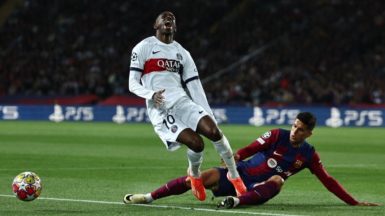 Joao Cancelo haciéndole una infracción a Ousmane Dembélé en el duelo entre el FC Barcelona y el PSG en la Champions League