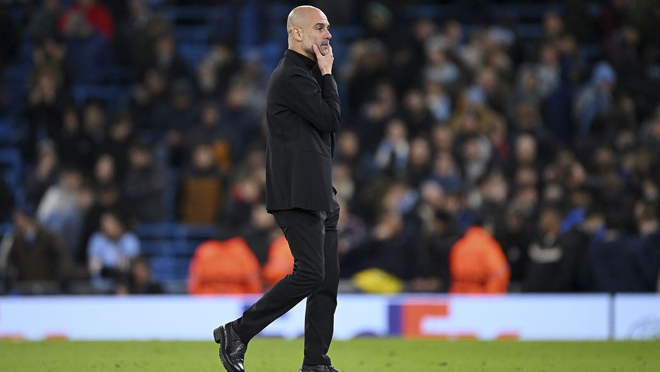 Pep Guardiola mira a la tribuna tras el City-Madrid (1-1, 4-3 p.)