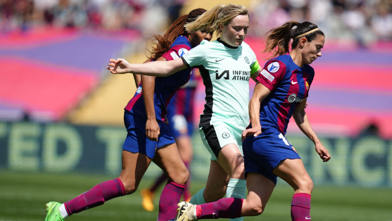 Erin Cuthbert, Aitana Bonmatí y Salma Paralluelo en el duelo entre el Barça Femení y el Chelsea en la Woman's Champions League