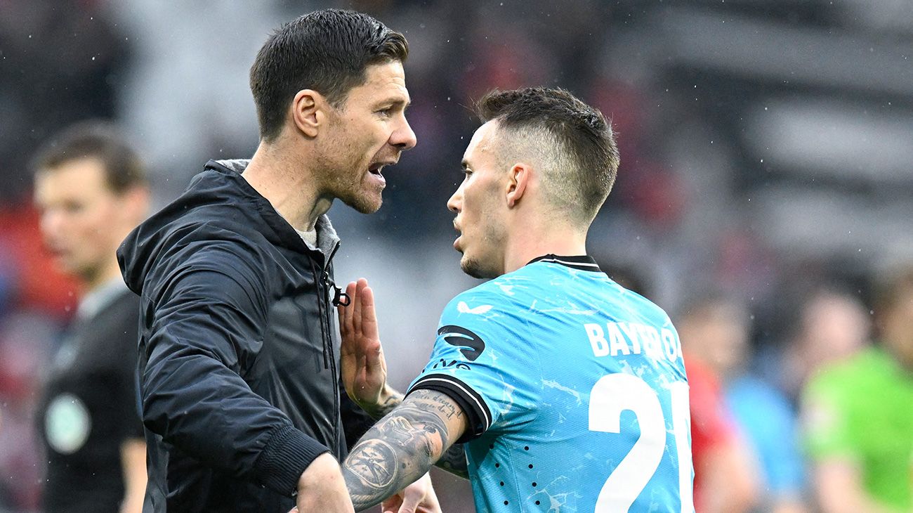 Xabi Alonso junto Alejandro Grimaldo