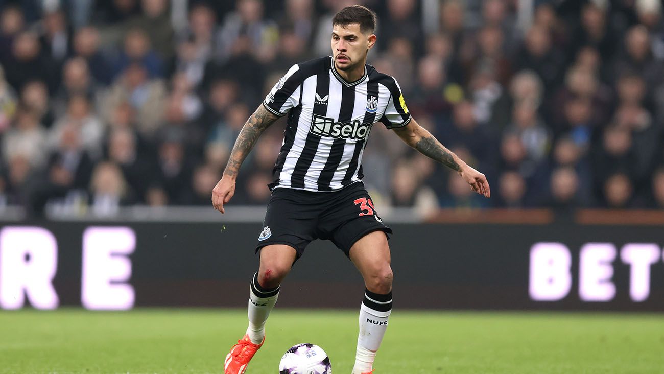 Bruno Guimaraes en un partido con el Newcastle