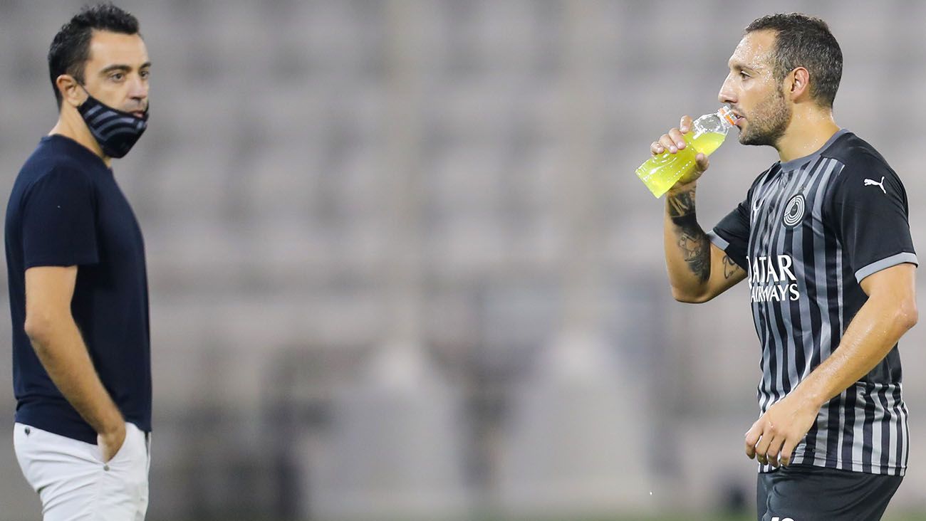 Xavi Hernández y Santi Cazorla con el Al-Saad