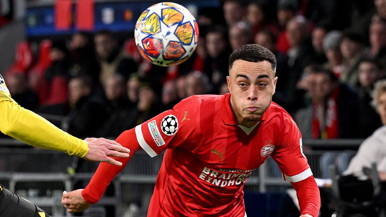 Sergiño Dest en un encuentro de Champions League