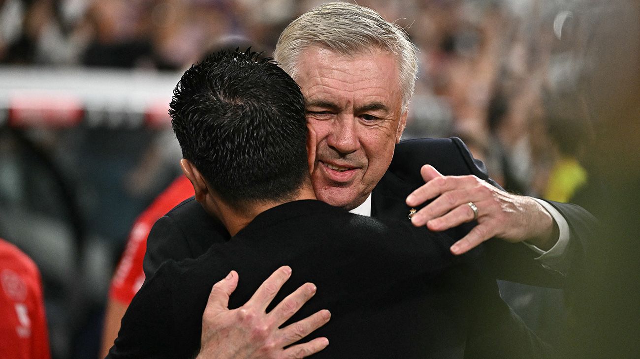 Ancelotti abrazando a Xavi Hernández