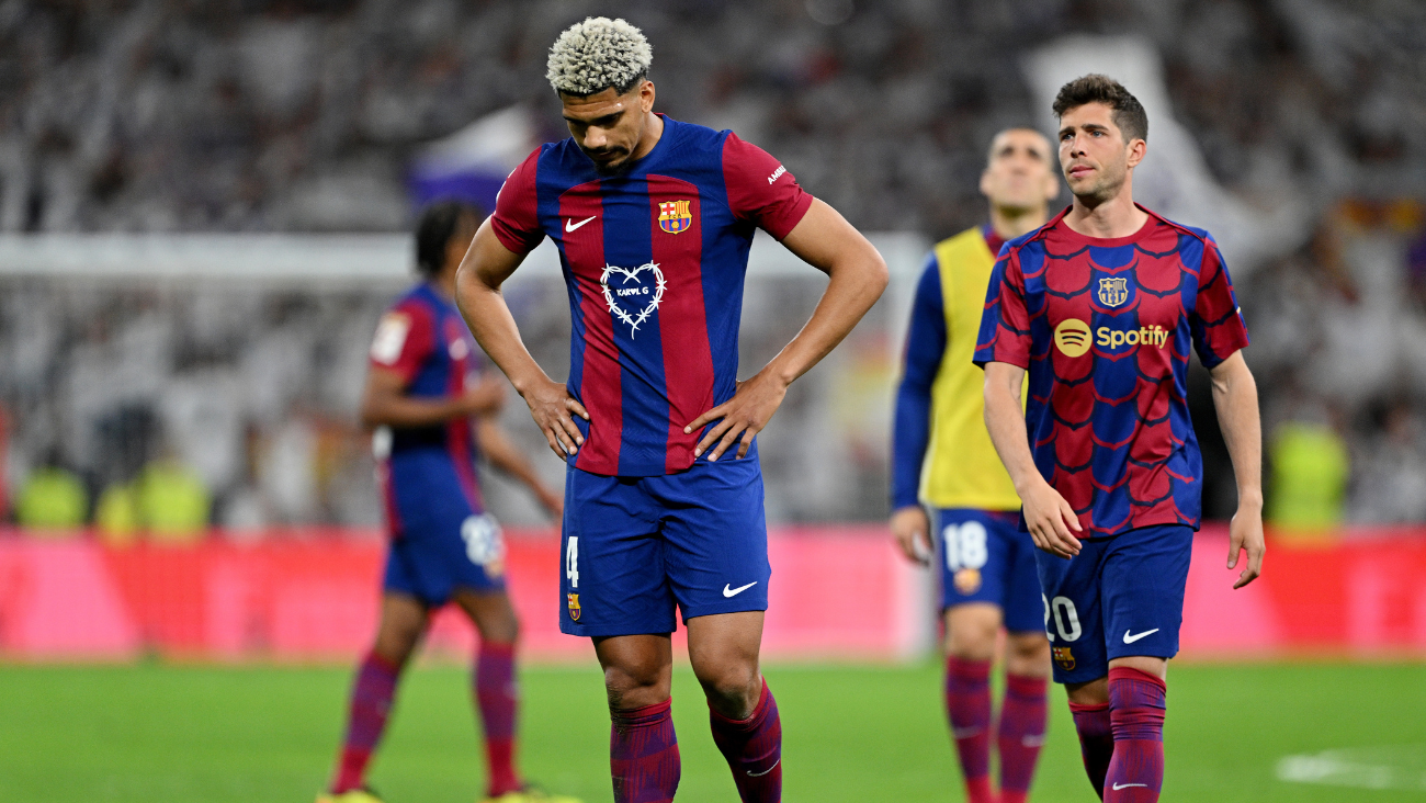 Ronald Araújo y Sergi Roberto lamentándose tras la derrota del Barça en el Clásico ante el Real Madrid en LaLiga EA Sports