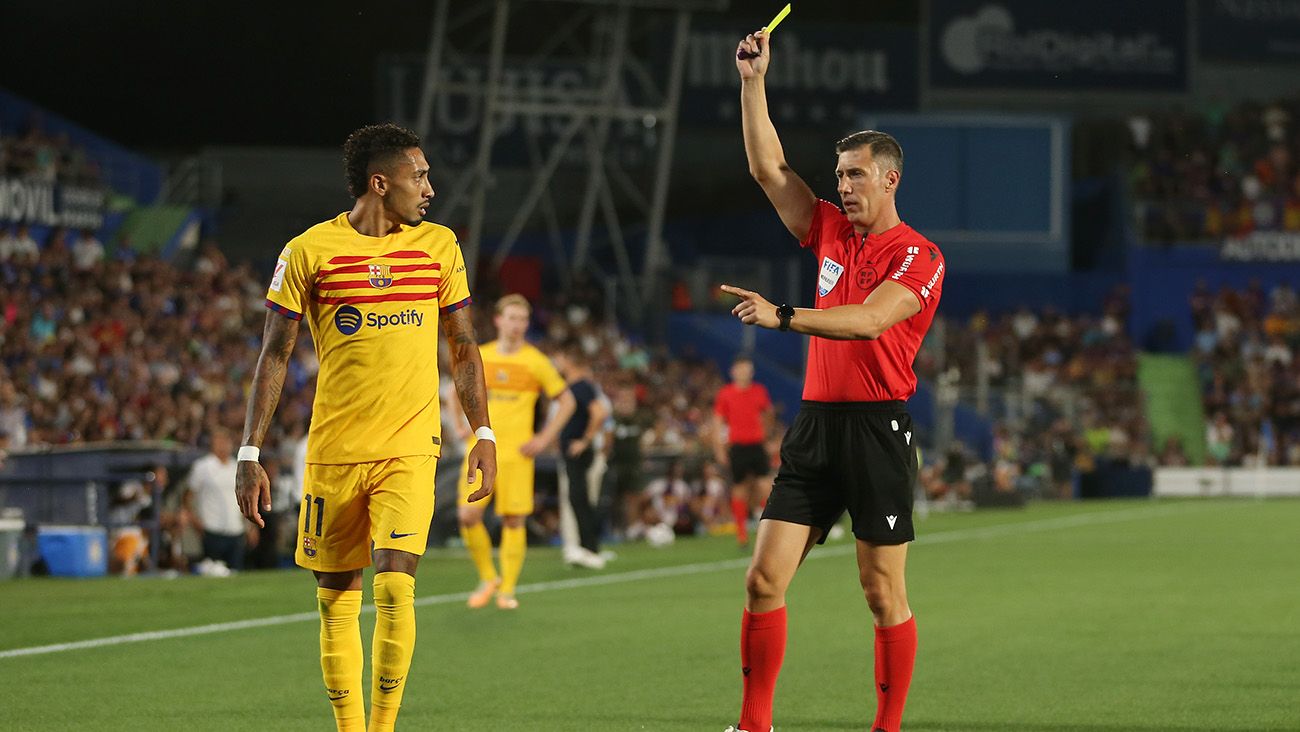 César Soto Grado amonestando a Raphinha en un partido de Liga