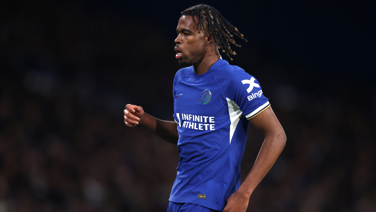 Carney Chukwuemeka en el duelo entre el Chelsea y el Everton en la Premier League