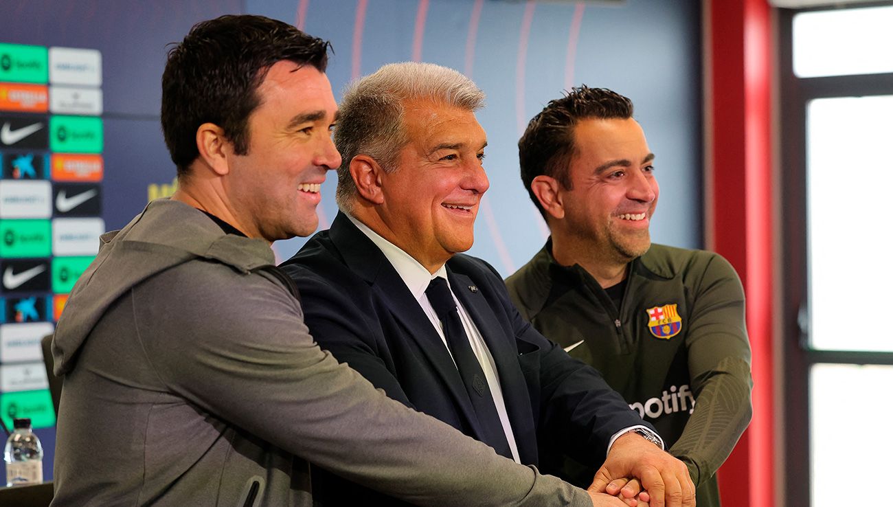 Deco, Joan Laporta y Xavi durante una rueda de prensa