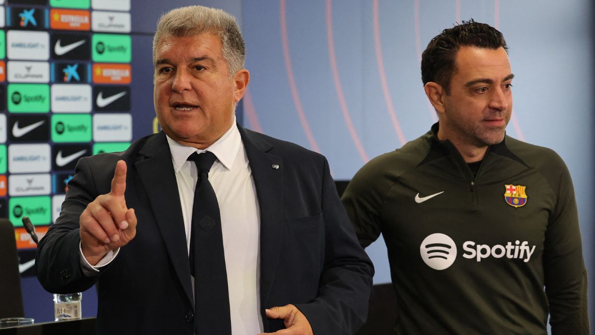 Joan Laporta y Xavi Hernández en rueda de prensa