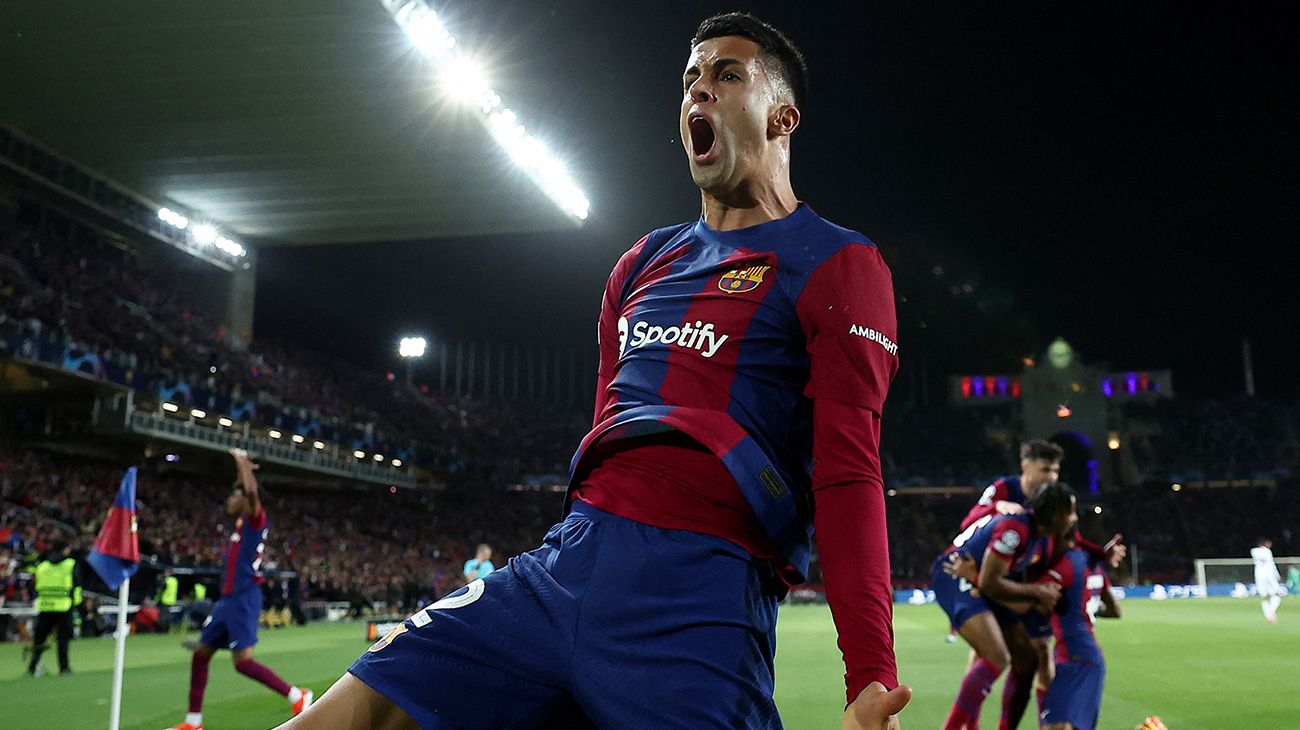 Joao Cancelo festejando un gol del FC Barcelona