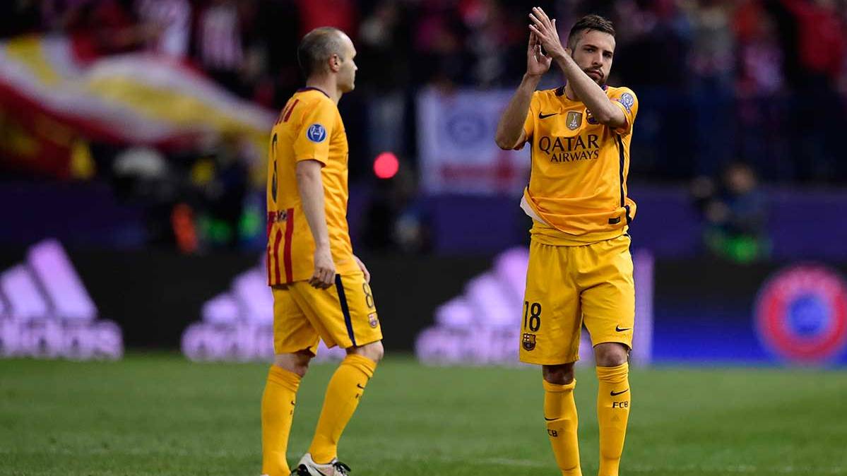 Jordi Alba abandonó el partido ante el Deportivo dolorido en la espalda