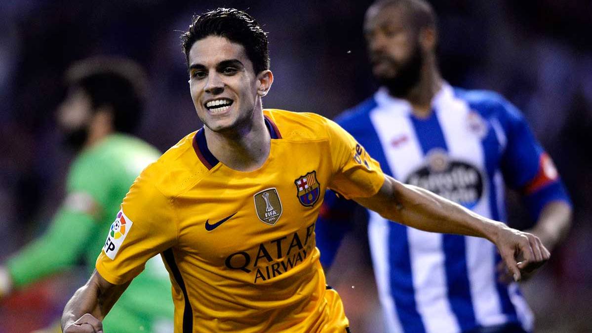 Marc Bartra celebrates his goal in front of the Sportive of the Coruña