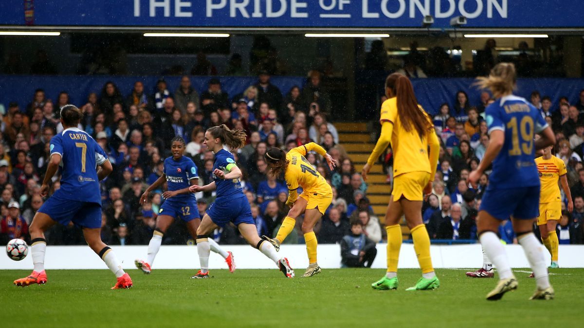 Aitana Bonmatí anota un gol contra el Chelsea