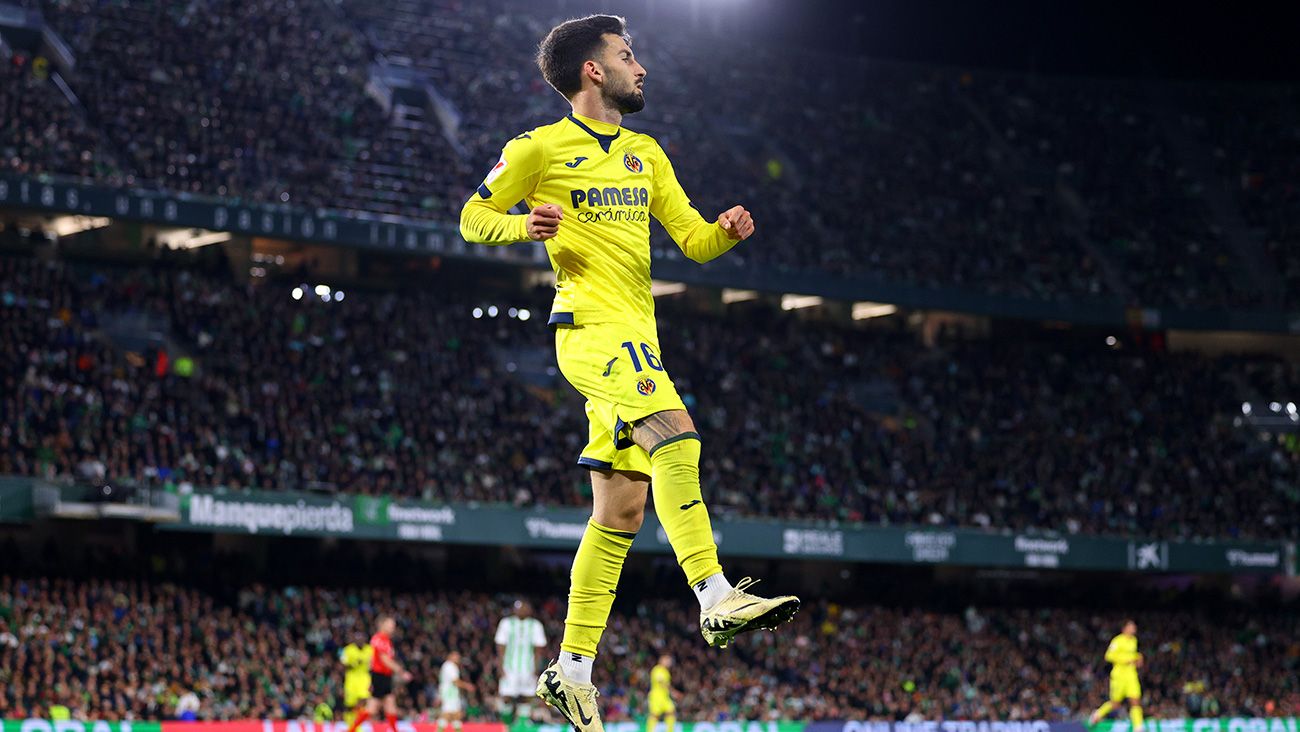 Álex Baena celebrando un gol con el Villarreal