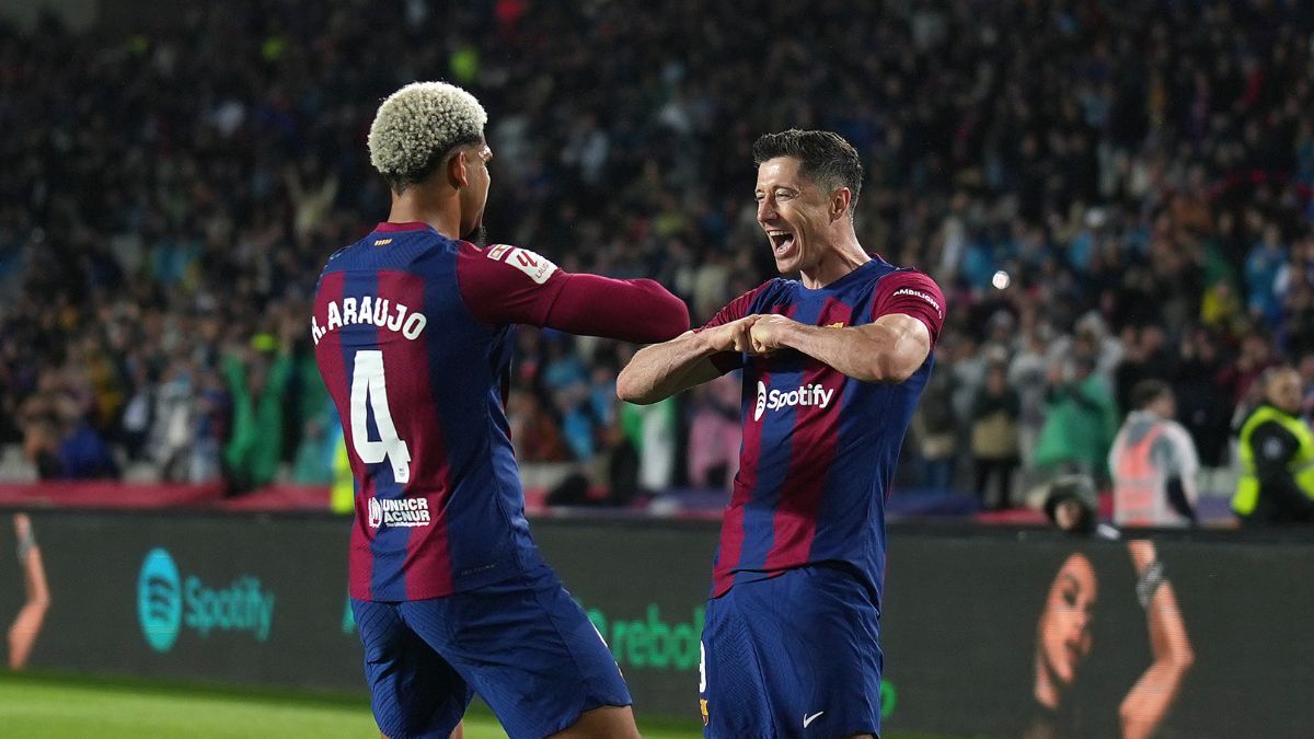 Robert Lewandowski y Ronald Araújo celebran un gol del Barça