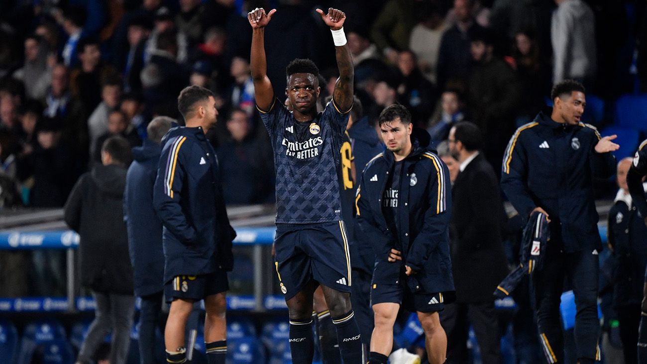 Vinicius Jr. greets the fans after Real Sociedad-Real Madrid (0-1)