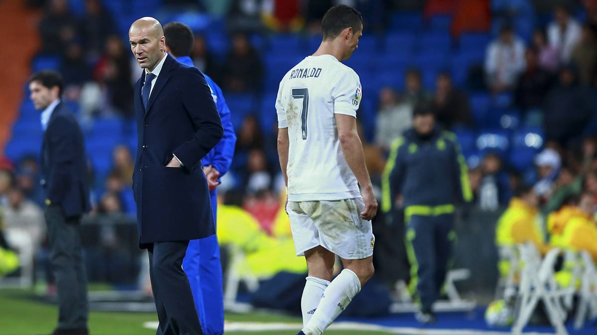 El astro portugués del Real Madrid se fue dolorido al vestuario