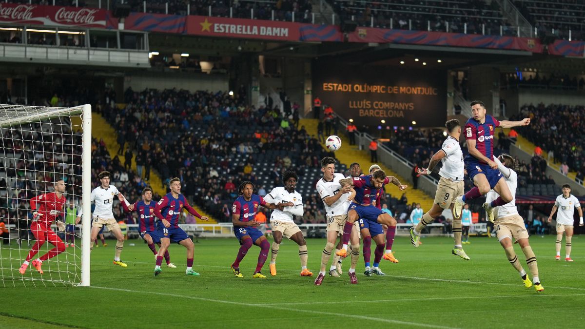 Robert Lewandowski anota un gol con el FC  Barcelona