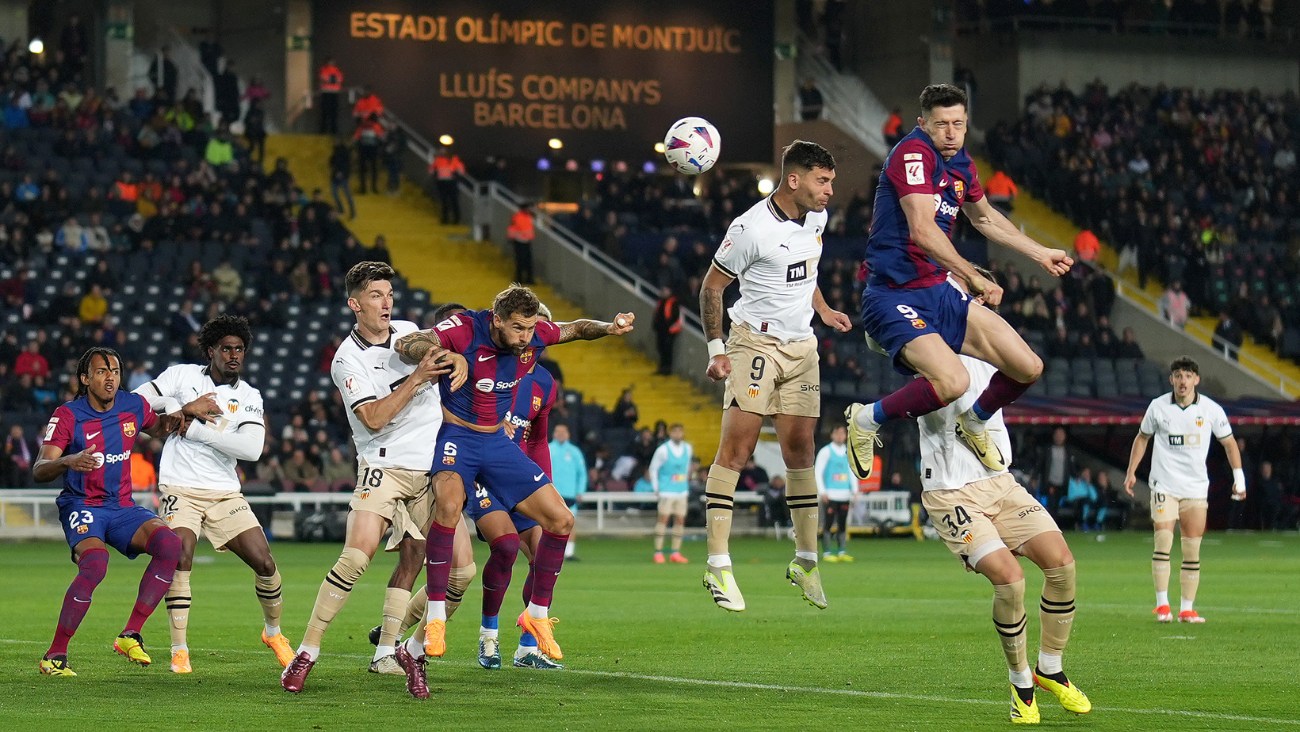 Jugadores del Barça y el Valencia en su duelo en el jornada 33 de LaLiga EA Sports