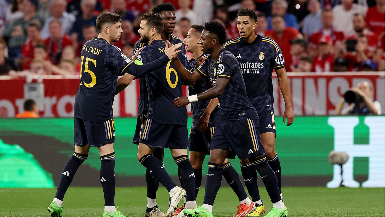 Real Madrid players celebrate the first goal scored by Vinicius