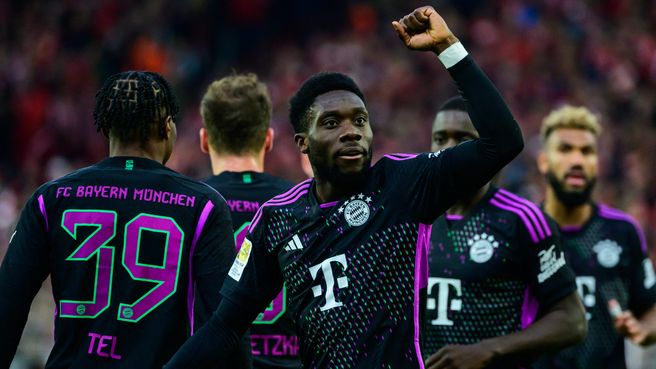 Alphonso Davies en el duelo entre el Bayern Múnich y el Unión Berlin en la Bundesliga