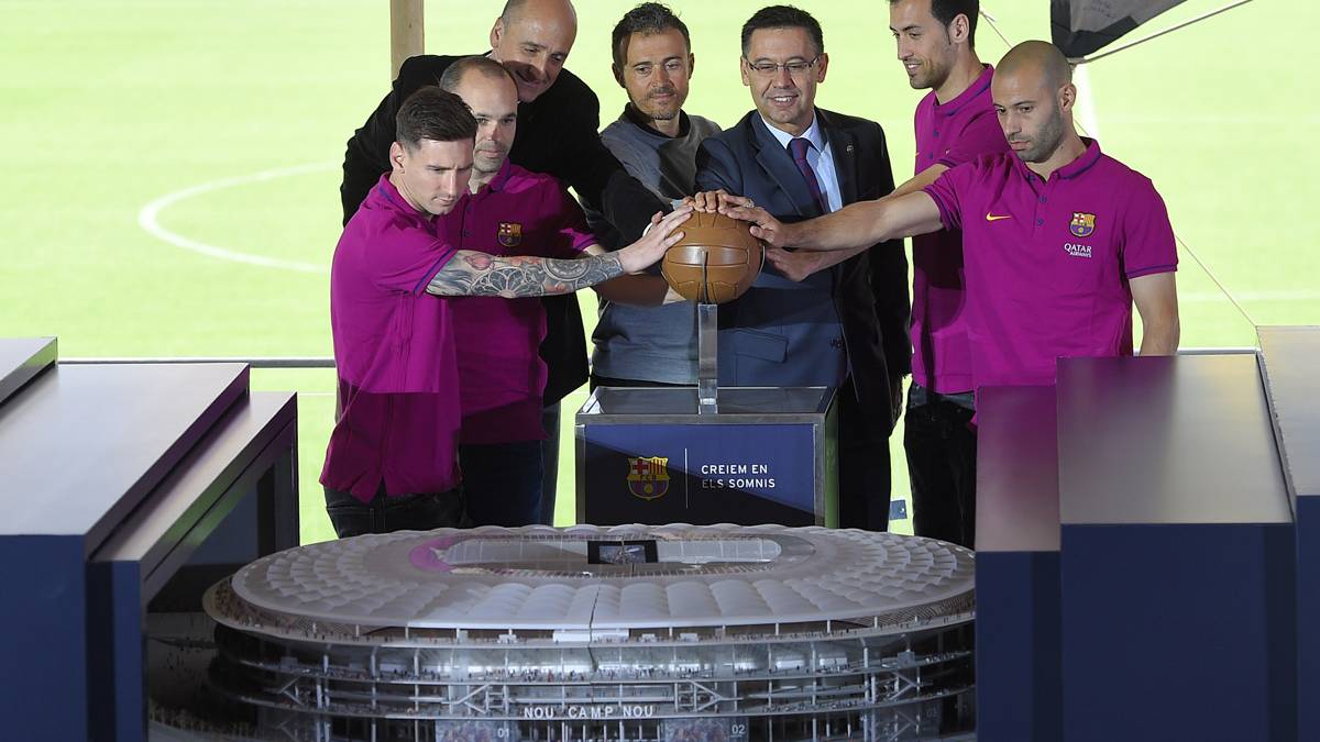 The captains, Luis Enrique, Moix and Bartomeu, beside the maqueta of the New Camp Nou