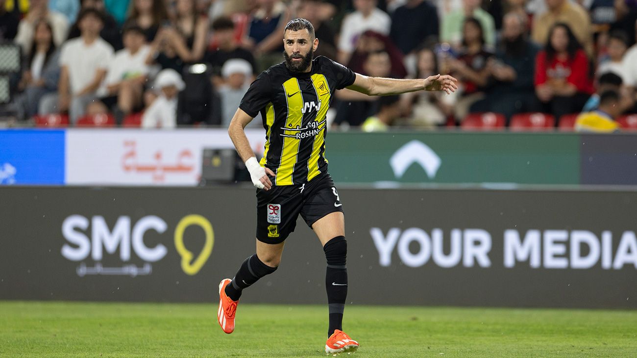 Karim Benzema en un partido con el Al Ittihad