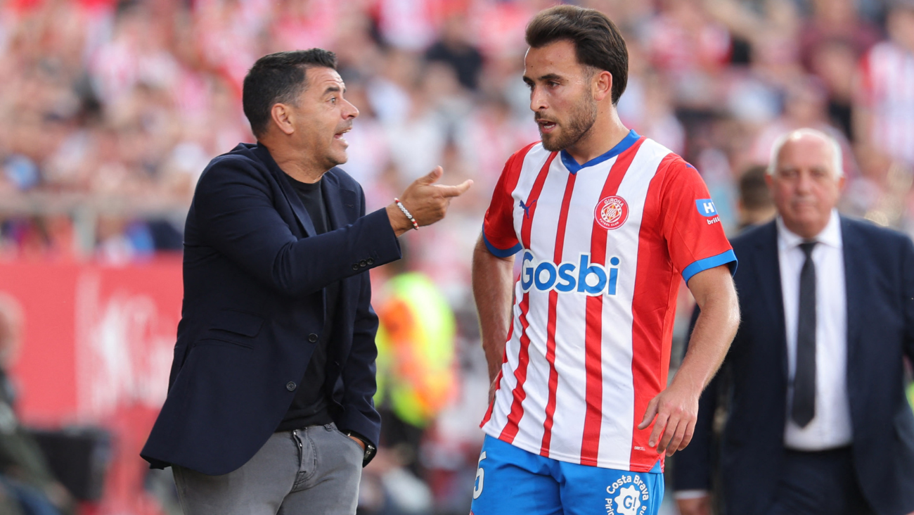 Michel dando una indicación técnica a Eric García en el duelo entre el Barça y el Girona en LaLiga EA Sports