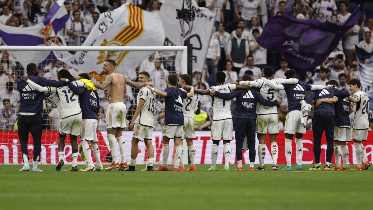 Los jugadores del Real Madrid celebran LaLiga en el Santiago Bernabéu