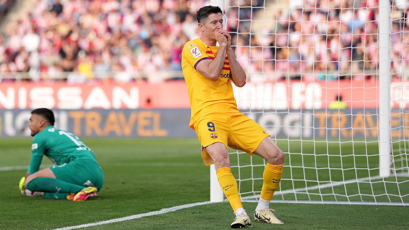 Robert Lewandowski se lamenta tras fallar una ocasión ante el Girona