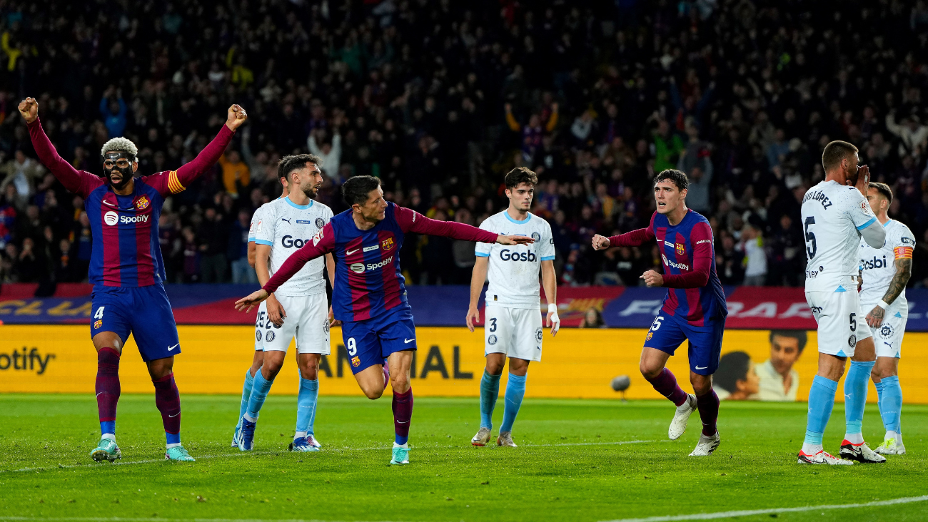 Jugadores del Barça y el Girona en un partido en el Estadi Olímpic Lluis Companys (Montjuïc)