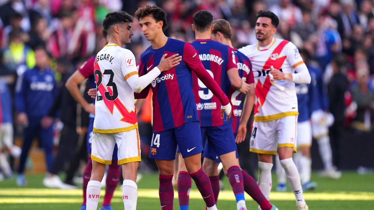Jugadores del FC Barcelona y el Rayo Vallecano tras su duelo en LaLiga EA Sports