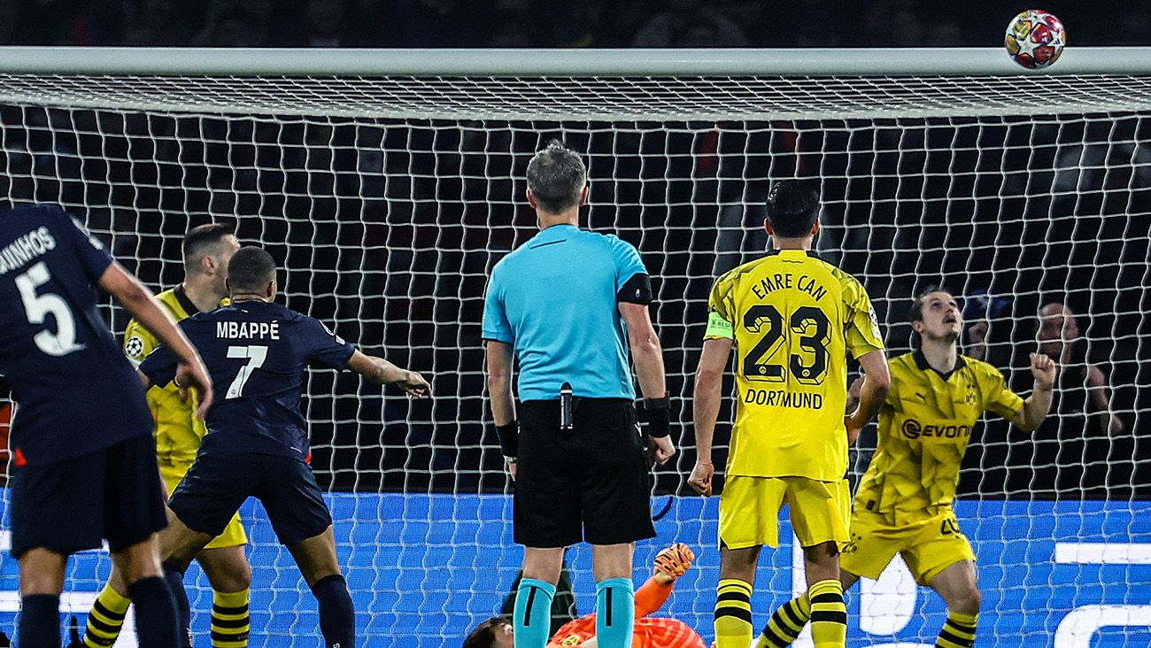 Uno de los remates de Mbappé al palo en el PSG-Dortmund (0-1)