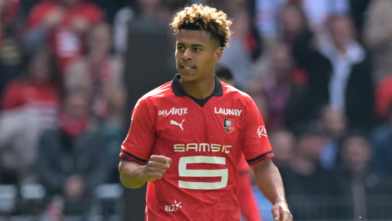 Désiré Doué en un duelo entre el Rennes y el Toulouse en la Ligue 1