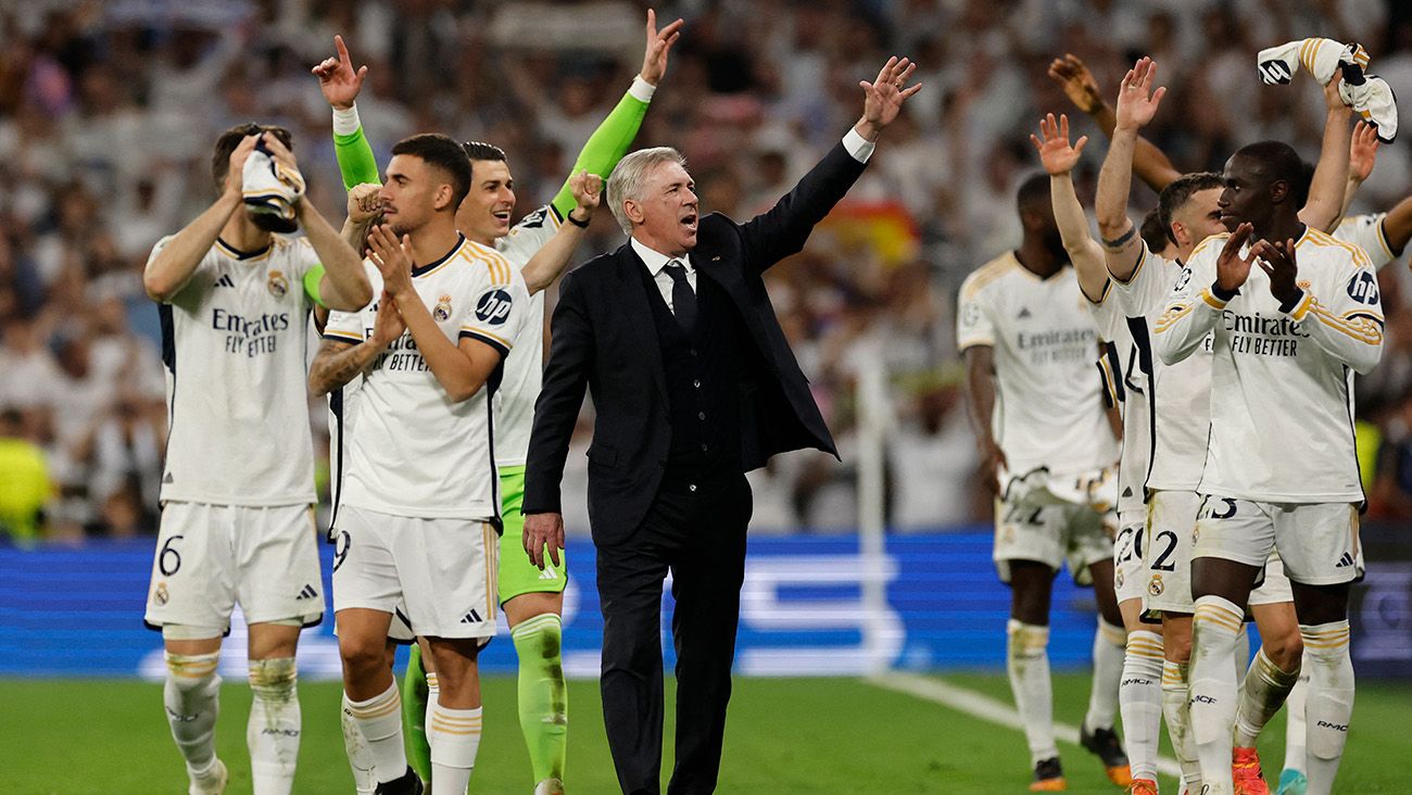 Carlo Ancelotti festeja junto a sus jugadores la clasificación del Real Madrid