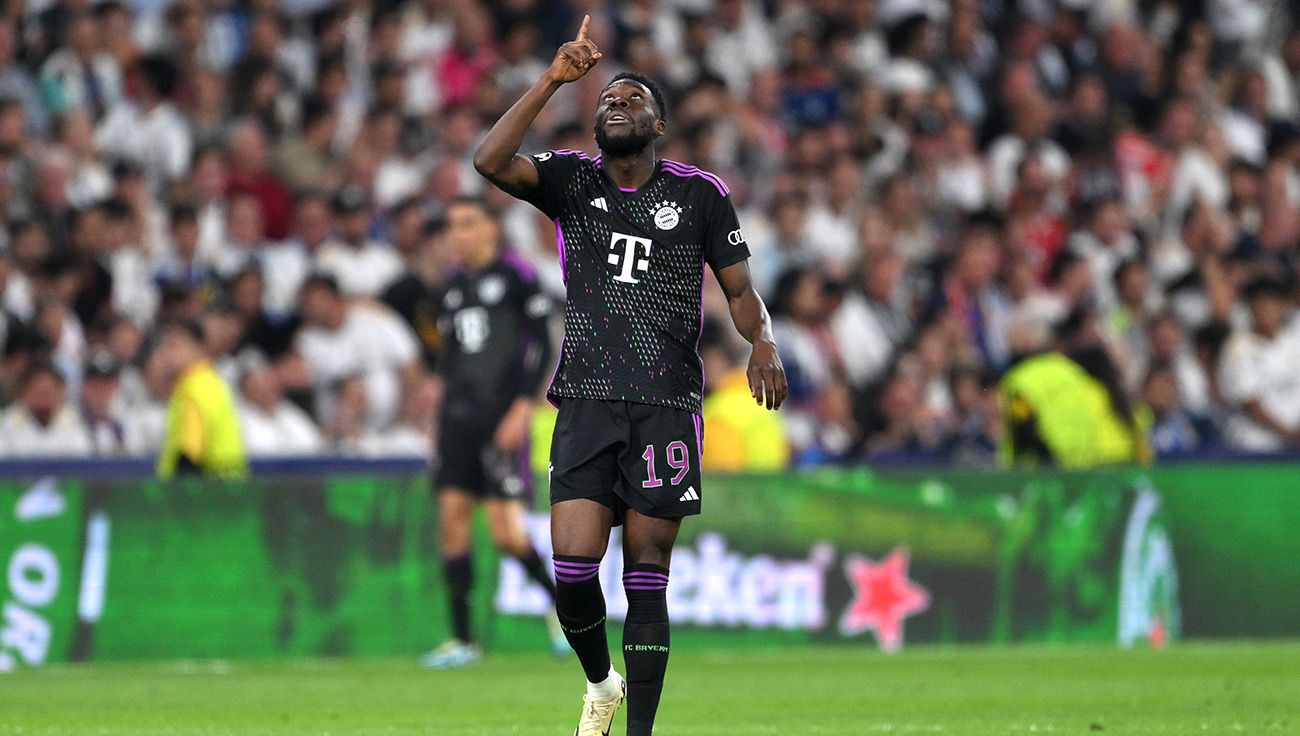 Alphonso Davies celebrando un gol con el Bayern