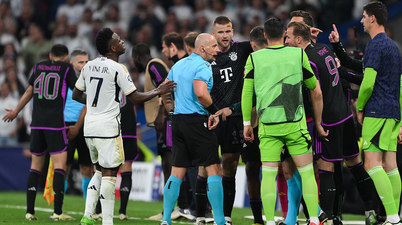 Jugadores del Bayern reclamandole al arbitro