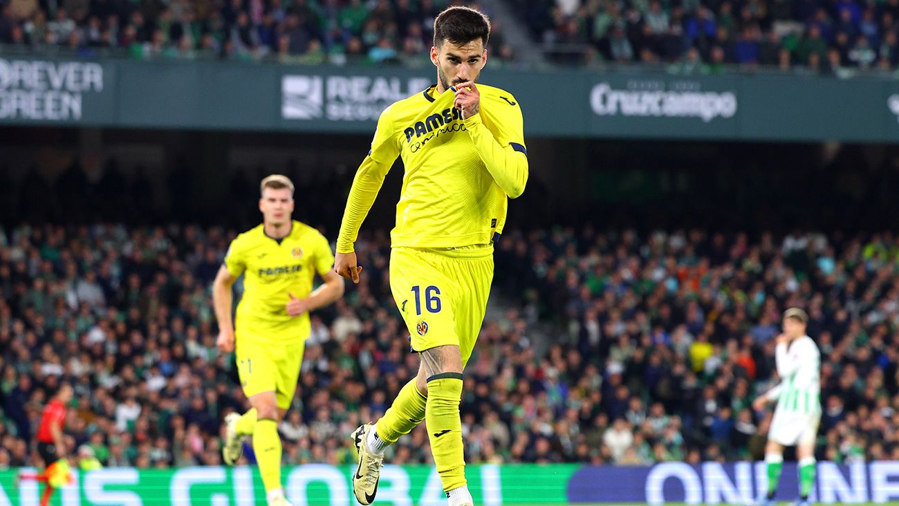 Álex Baena celebra un gol