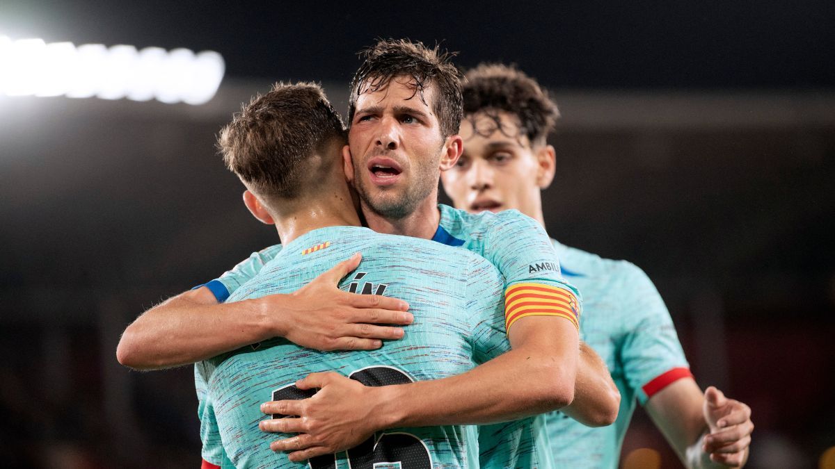 Fermín López y Sergi Roberto celebran un gol en LaLiga