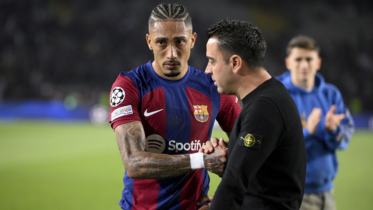 Raphinha and Xavi Hernández after Barça-PSG