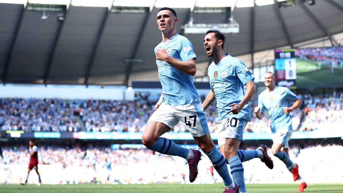 Phil Foden y Bernardo Silva celebran un gol en la Premier League