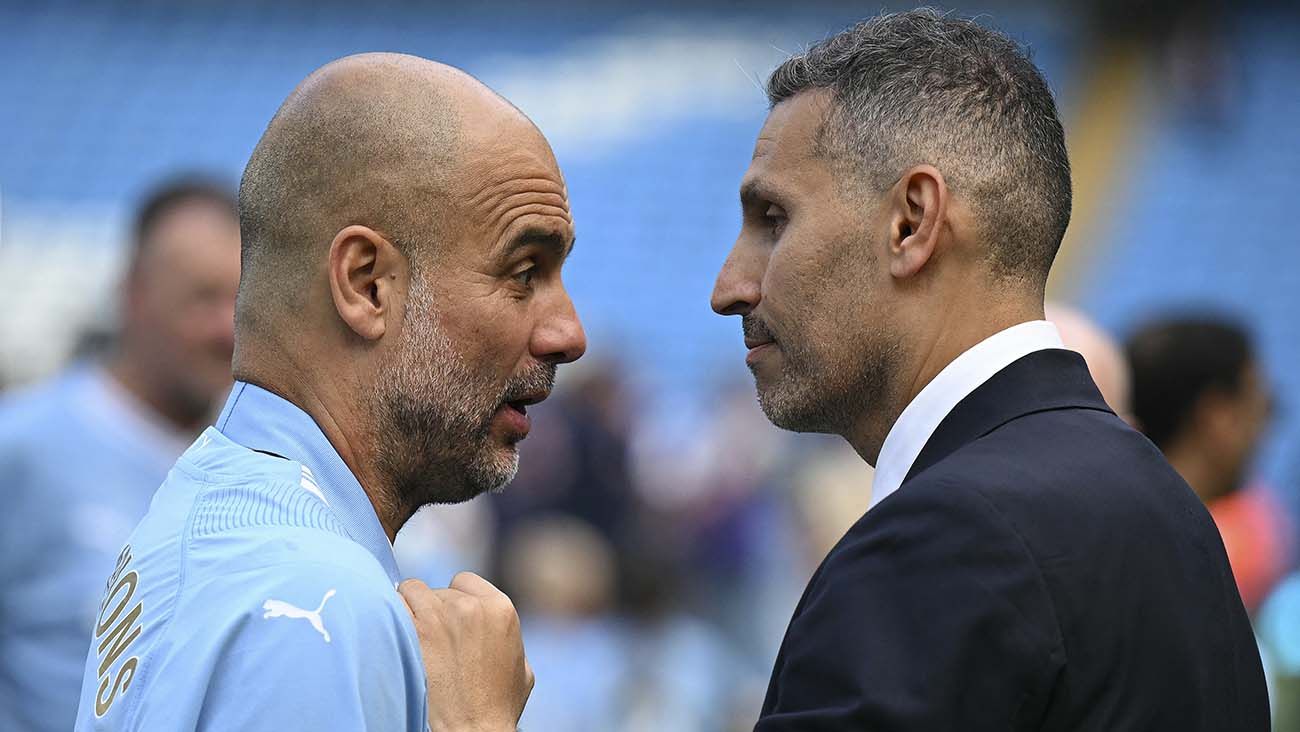 Pep Guardiola y Khaldoon Al Mubarak, presidente del Manchester City
