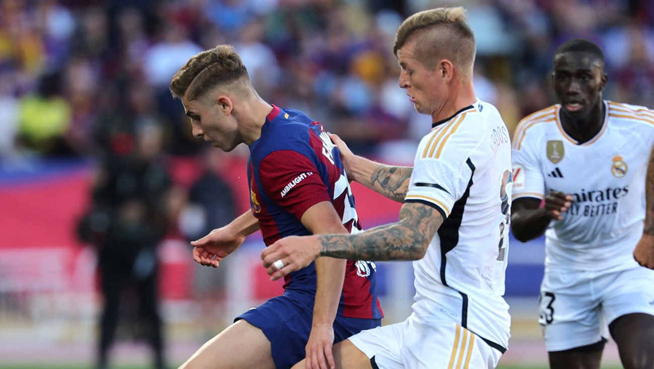 Toni Kroos ante Fermín en un Barça-Madrid