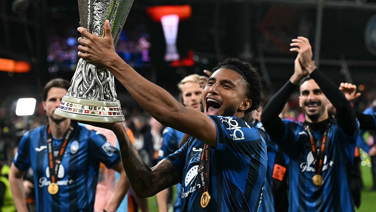 Éderson, celebrando con el trofeo de la Europa League